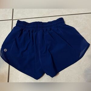BLUE LULULEMON HOTTY HOT LOW-RISE LINED SHORT 2.5” pre-owned good condition